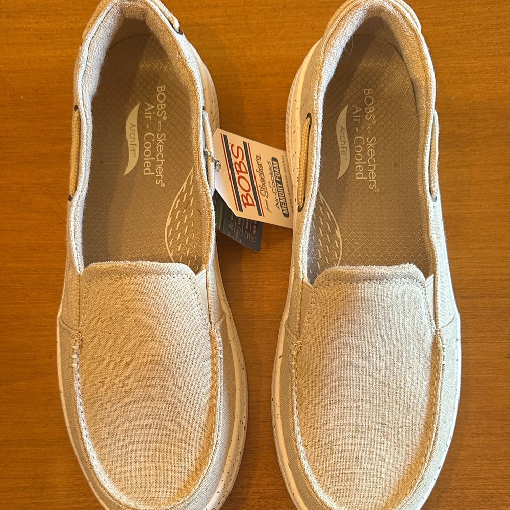 Skechers women’s tan arch fit slip on shoe sz 9.5